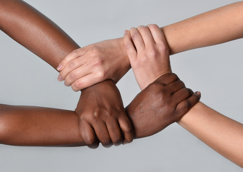 weiße kaukasische Frauenhände und schwarze Afroamerikaner halten in der Welt zusammen Einheit und Rassenliebe und -verständnis in Toleranz und Rassenvielfalt Kooperationskonzept